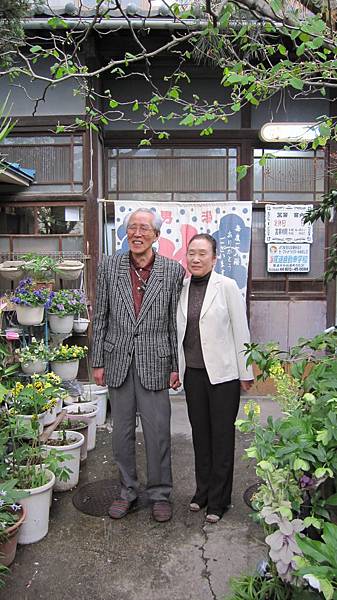 這是由一對80歲老夫妻經營的壽湯...媽媽好可愛又好熱情的一直招呼我們...超害羞....