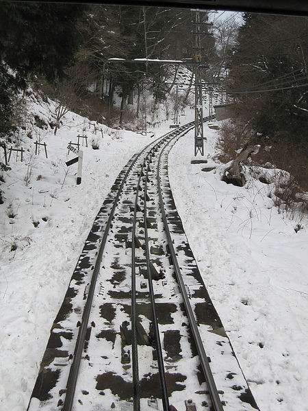 順著雪路感覺要前往一個奇幻的世界裡