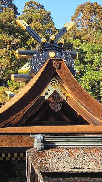 這個屋簷據說每幾年就會裝修一次....熊野大社的御朱印本就是以這個當封面.....很莊嚴帥氣的fu