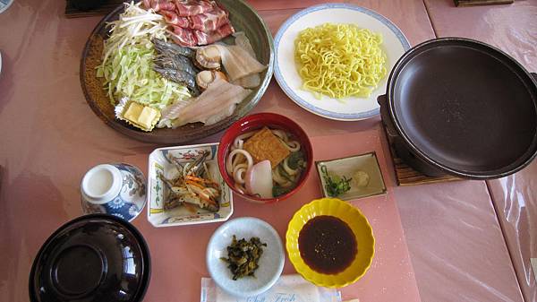 中餐在一間類似台灣的鐵路列車餐廳裡吃飯~鐵板料理~好吃
