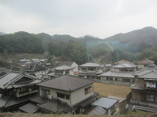 沿著山路往上爬...窗外都是傳統的日式建築...感覺來到了另一個世界