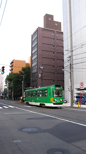 札幌街上也有復古的市電行駛中....