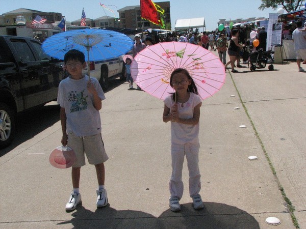 艷陽高照，美麗鮮豔的小油紙傘是小朋友最愛的紀念品。
