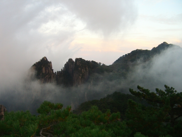 有點雲霧的黃山更美