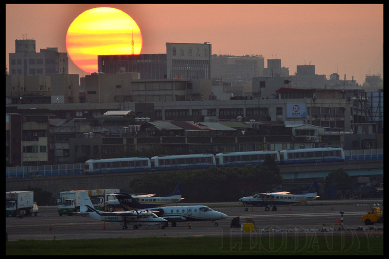 松山機場夕陽.jpg