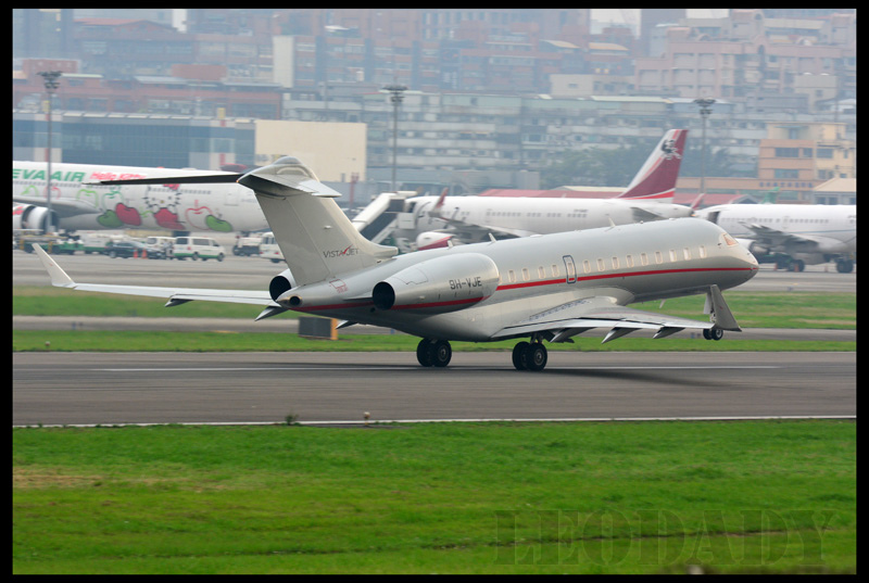 VistaJet_9H-VJE_VJ859_OKA_21.jpg