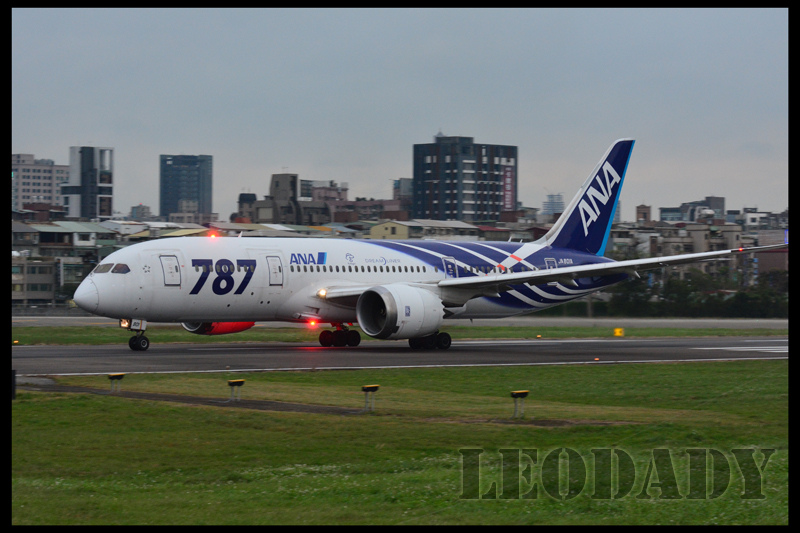 ANA_JA801A_NH854_HND_02.jpg