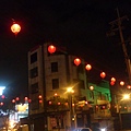 2015.02.02一晚上走路看到整排的紅色燈籠.JPG