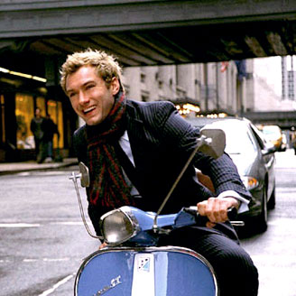 Jude_Law_on_Vespa-701804.jpg