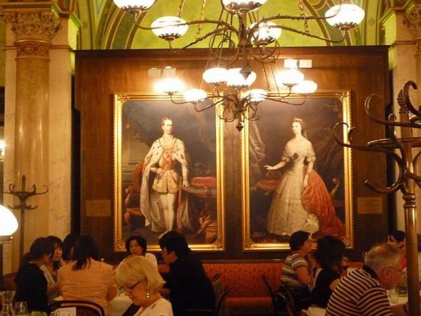 中央咖啡館內國王與皇后肖像