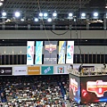 NBA台北賽logo和兩隊參賽隊伍的旗幟