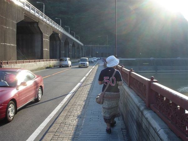 繼續走在壩上