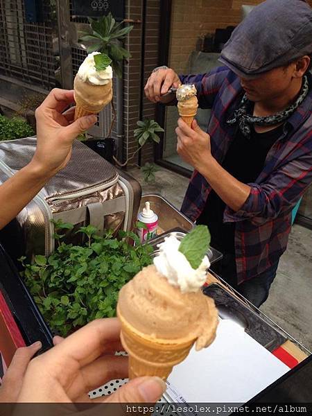可愛文青工業風日式攤車設計行動吧噗冰淇淋車1