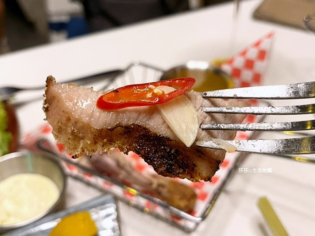 【食記】台中。西屯 主題鮮明的嘻哈餐酒館，雜揉了中西式與東南