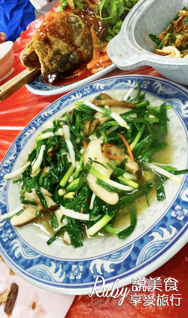 【陽明山美食】 竹子湖排隊人氣餐廳，必吃Q彈放山雞和新鮮野菜