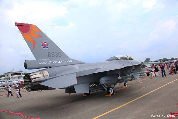 F-16B戰術戰鬥機(雙座) (1).JPG