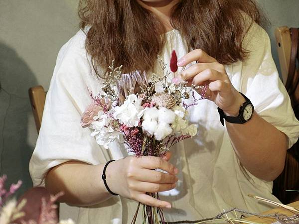 台中乾燥花捧花→Ming Flowers新娘捧花課程比想像中便宜呀，精緻價格又實惠，花藝布置也可以放心交給他們！