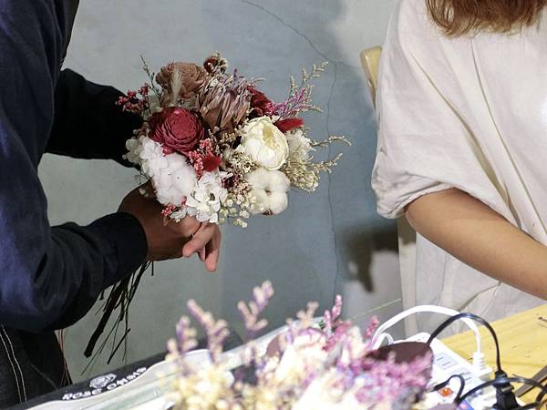 台中乾燥花捧花→Ming Flowers新娘捧花課程比想像中便宜呀，精緻價格又實惠，花藝布置也可以放心交給他們！