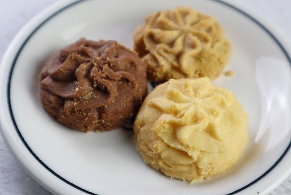 台中中秋禮盒推薦→鴻鼎菓子，純天然又鬆又酥的超好吃曲奇餅！中秋送月餅禮盒已經過時，推薦度不高拉！