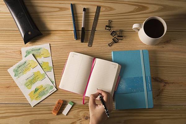 統一星巴克首度與Moleskine聯名合作推出2款台灣區限定行事曆,封面以鮮明的色彩與經典的星星圖紋,創造質感個人風格-1024x682.jpg 統一星巴克首度與Moleskine聯名合作推出2款台灣區限定行事曆,封面以鮮明的色彩與經典的星星圖紋,創造質感個人風格-1024x682.jpg