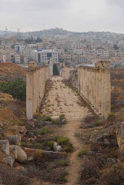 Jerash: 遺跡遙望市區