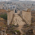 Jerash: 遺跡遙望市區