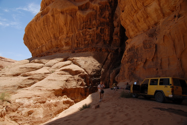 Wadi Rum: 岩石陰影下的野餐