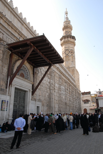 早晨, 等待進入Umayad Mosque的人群