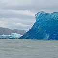 剛從冰河崩下的深藍色冰塊
