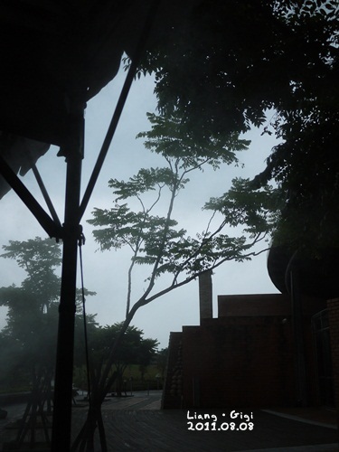 雨瞬間下好大好大，天黑，閃電打雷