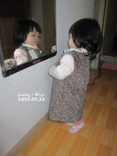 01.26-咩娘幫忙買的豹紋洋裝，結果太大，好愛漂亮馬上去照鏡子