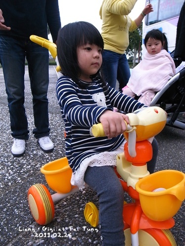 騎車要去逛史前博物館...哈哈哈，當然在門口就說要暫放才能進去