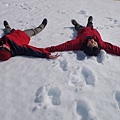 香蕉爸爸與葡萄媽媽躺在雪地上