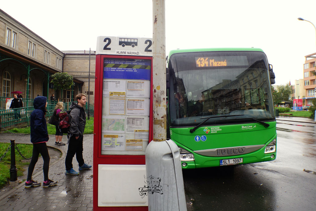 Děčín火車站前的2號站牌，就是搭車處