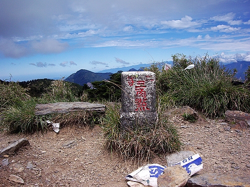 25總算到達郡大山二等三角點了