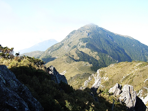 14天氣超好,走了許久仍能看見避難小屋及向陽山