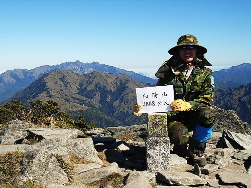 09向陽山頂(身後是玉山主峰喲)