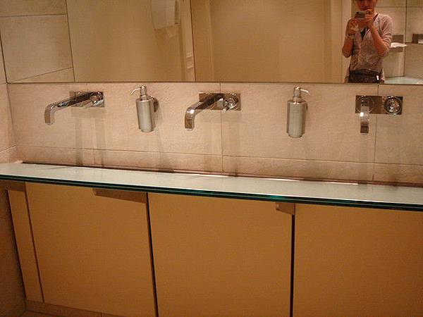 Marriott飯店公用洗手間的洗手台