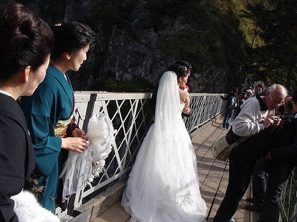 在新天鵝堡拍婚紗照的日本人