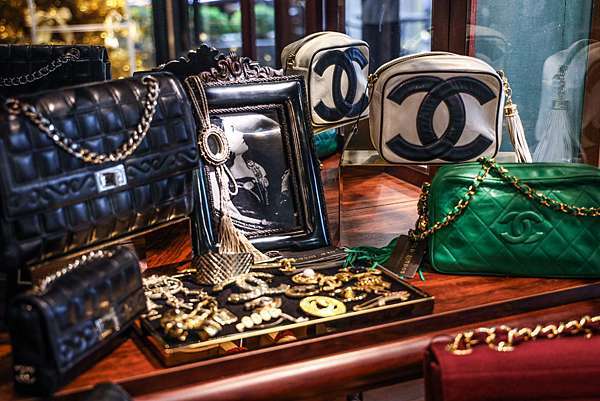 The Vintage Store - Chanel Resin Tortoise Shell Box Bag & Earrings ♥️  #VintageChanel #VintageFinds #tel020062669 ✓Line @thevintagestore (with @  in front) #whatsapp66922798702