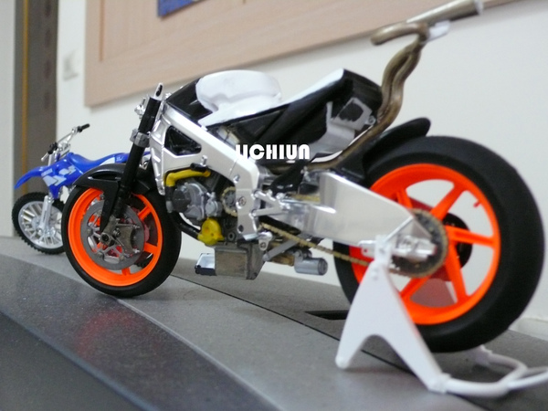 製作中的 HONDA RC211V-2.JPG