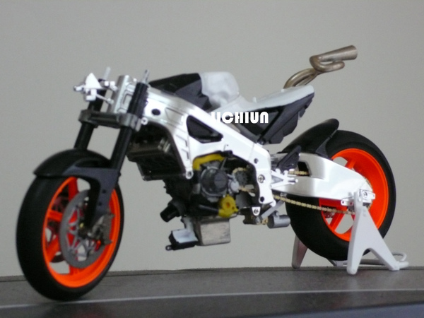 製作中的 HONDA RC211V.JPG