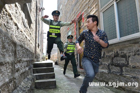 警察抓人.jpg