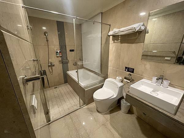 【住宿推薦—台中】交通很方便@楓華沐月台灣大道行館