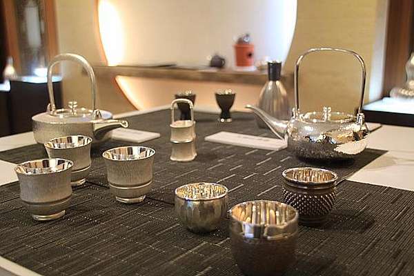 純銀製 玉霰打出 花蕾摘 あられ 湯沸 銀瓶 工芸品 美術品 煎茶道具 純銀製 玉霰打出 花蕾摘 あられ 湯沸 銀瓶 工芸品 美術品 煎茶道具