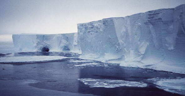 這座冰山從莫茲冰河舌上崩離。莫茲冰河從南極大陸上向海洋中伸出了一條長達100英里（約合160公里）的冰舌.jpg