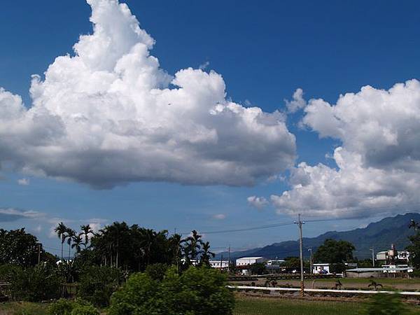 花東縱谷巨大的雲朵在鐵道上漂浮1.JPG