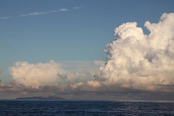 海上綠島與夢幻雲朵