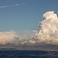 海上綠島與夢幻雲朵