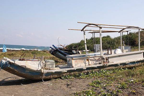 海邊廢棄的漁船